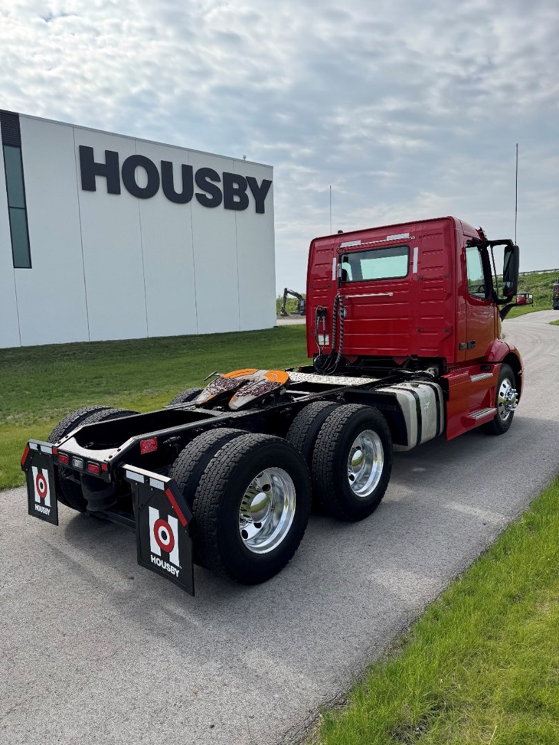 2020 VOLVO VNR300 - USED TRUCKS DAY CAB - image 6